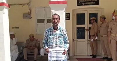 पुलिस के डर से तख्ती लटकाकर पहुँचा मुजफ्फरनगर SSP दफ्तर