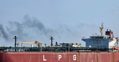 कतर से एलपीजी लेकर रवाना हुए भारतीय जहाज 'शिवालिक' और 'नंदा देवी' सुरक्षित रूप से होर्मूज स्ट्रेट पार कर भारत पहुंच गए हैं.