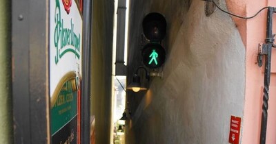 जगातील सर्वात अरुंद गल्ली: पादचाऱ्यांसाठी ट्रॅफिक लाईट्स आणि अडकलेली पर्यटक!