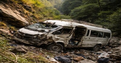 नेपाल के गोरखा जिले में शनिवार शाम एक सड़क हादसे में कम से कम सात भारतीय श्रद्धालुओं की मौत हो गई. 