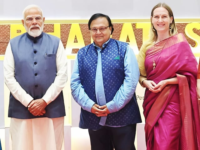 'भारत राइजिंग समिट' में पीएम मोदी से मुलाकात के बाद भावुक हुईं विदेशी एक्ट्रेस