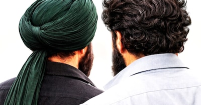 नई दिल्ली. बॉलीवुड की ग्लैमरस दुनिया में 'नजर से दूर, दिल से दूर' का उसूल चलता है. जो दिखता है, वही बिकता है. लेकिन, पिछले कुछ सालों में हिंदी सिनेमा के कुछ हीरो ने वापसी की है और इस कहावत को गलत साबित किया है. जब वे बड़े पर्दे से सालों दूर रहने के बाद लौटे तो उन्होंने न सिर्फ थिएटर में भीड़ लाई, बल्कि अपनी खोई हुई शान भी वापस पाई. आइए, उन स्टार्स पर एक नजर डालते हैं, जिन्होंने अपने 'वनवास' को 'जीत' में बदला. (ये सनी देओल और बॉबी देओल की तस्वीर है, जिसे बनाने में AI की मदद ली गई है.)