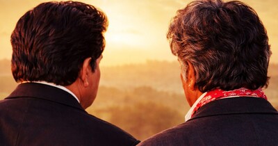 नई दिल्ली. बॉलीवुड के गलियारे ऐसी कहानियों से भरे पड़े हैं, जो आज भी फिल्ममेकिंग की पढ़ाई करने वालों के लिए एक सबूत हैं. यह कहानी 1991 की है, जब सुभाष घई ने नामुमकिन को मुमकिन कर दिखाया. उस समय इसकी कल्पना करना भी एक रिस्क था. उन्होंने दो लेजेंड्स को एक ही फ्रेम में साथ लाया, जिनके बीच एक कोल्ड वॉर ने तीन दशकों तक इंडस्ट्री को बांट रखा था. हम बात कर रहे हैं फिल्म 'सौदागर' की, जिसमें हिंदी सिनेमा के दो 'धुरंधर' दिलीप कुमार और राजकुमार 32 साल बाद एक साथ बड़े पर्दे पर दिखे.