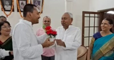 राज्यसभा चुनाव में नीतीश कुमार की जीत हुई तो  निशांत ने पिता को गले लगकर बधाई. 