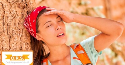 ओआरएस में मौजूद साल्ट शरीर में इलेक्ट्रोलाइट बैलेंस को सुधारते हैं और हाइड्रेशन बेहतर करते हैं.