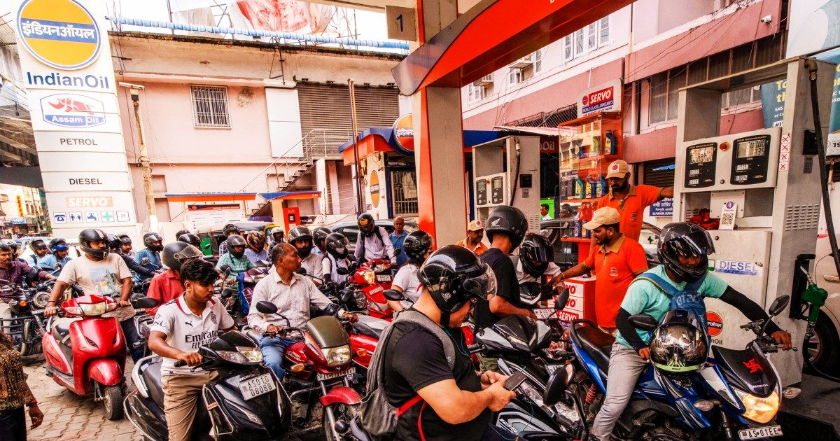 पड़ोसियों के यहां लगी आग, पर भारत में फ्यूल सप्लाई फुल! खाड़ी में जहाज और भारतीय सुरक्षित; टॉप 5 अपडेट्स