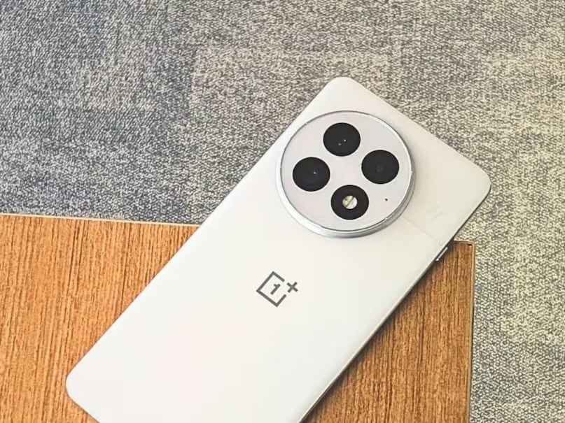 कैसे हैं वनप्लस के इस फोन के फीचर्स- फीचर्स की बात करें तो वनप्लस 13 में दमदार परफॉर्मेंस के लिए स्नैपड्रैगन 8 Elite प्रोसेसर दिया गया है, जो 16GB तक RAM के साथ आता है. यह फोन हैवी गेमिंग और मल्टीटास्किंग के लिए बेहतरीन माना जाता है.