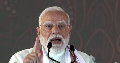 प्रधानमंत्री नरेंद्र मोदी ने रविवार को पुडुचेरी में जनसभा के दौरान कांग्रेस और तमिलनाडु में सत्तारूढ़ डीएमके पर तीखा प्रहार किया.