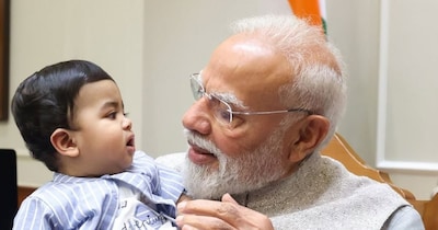 नन्हे दोस्त के साथ पीएम मोदी. (फोटो: narendramodi)