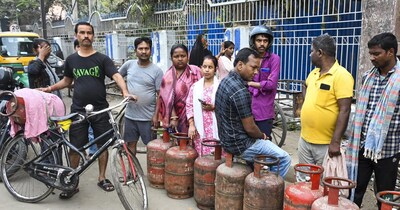 बिहार की राजधानी पटना में भी गैस के लिए लोगों की कतारें लग रही हैं. इसी बीच शाहपुर थाना क्षेत्र के दाउदपुर में अनुमंडल प्रशासन और खाद आपूर्ति विभाग की टीम ने छापेमारी कर अवैध रूप से जमा किए गए गैस सिलेंडरों का बड़ा जखीरा बरामद किया. कार्रवाई के दौरान झोपड़ी नुमा मकान में छिपाकर रखे गए 111 घरेलू गैस सिलेंडर जब्त किए गए. बताया जा रहा है कि इन सिलेंडरों को कालाबाजारी और ब्लैक मार्केटिंग के लिए जमा कर रखा गया था, छापेमारी की सूचना मिलते ही गैस माफिया मौके से फरार हो गए. बरामद सभी सिलेंडरों को जब्त कर शाहपुर थाना लाया गया है, जहां आरोपियों के खिलाफ मामला दर्ज कर आगे की कार्रवाई की जा रही है.