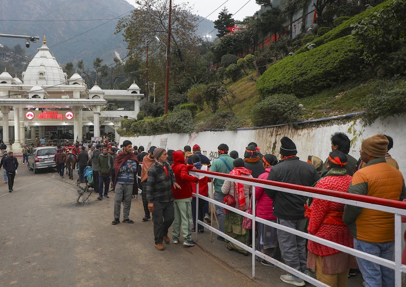 कटरा के आस-पास की पहाड़ियां, जम्मू और कश्मीर: वैष्णो देवी तीर्थयात्रा के प्रवेश द्वार के तौर पर मशहूर कटरा, अब बेहतर रेल कनेक्टिविटी की वजह से तेज़ी से लोकप्रिय हो रहा है. इसके आस-पास की शांत पहाड़ियां और खूबसूरत प्राकृतिक नज़ारे इसे परिवार के साथ छुट्टियां बिताने के लिए एक बेहतरीन जगह बनाते हैं.