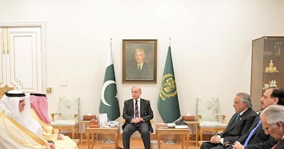 पाक‍िस्‍तान के प्रधानमंत्री रव‍िवार को सऊदी अरब, मिस्र और तुर्की के व‍िदेश मंत्र‍ियों से मिले.