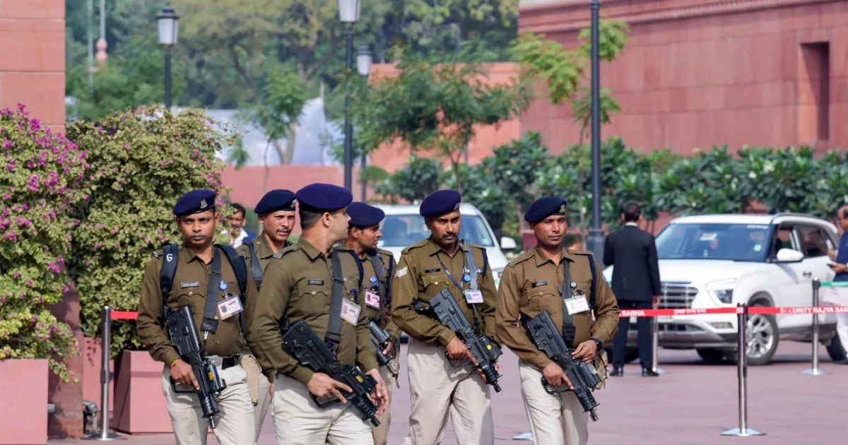 संसद परिसर में घुस रही थी कार, तभी बजी खतरे की घंटी, सुरक्षा एजेंसियों ने संभाला मोर्चा, रोक दी सारी गाड़ियां