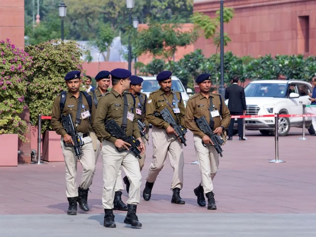 संसद में घुस रही थी कार, तभी बजी खतरे की घंटी, सुरक्षाबलों ने संभाला मोर्चा