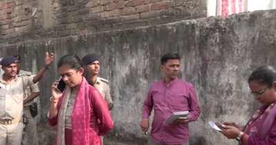 एसडीएम कृतिका मिश्रा ने तत्काल शो-कॉज नोटिस जारी करने का निर्देश दिया.