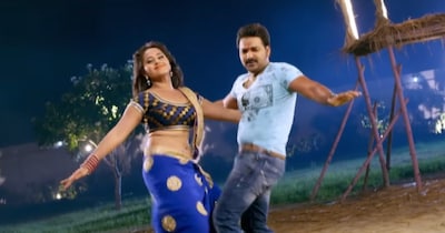 पवन सिंह और काजल राघवानी डांस करते हुए. (फोटो साभारः यूट्यूब वीडियोग्रैब)