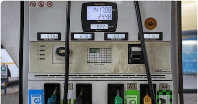 पिछले एक महीने में अंतरराष्ट्रीय कच्चे तेल की कीमतें तेजी से बढ़कर लगभग 70 डॉलर प्रति बैरल से 122 डॉलर प्रति बैरल तक पहुंच गई हैं.