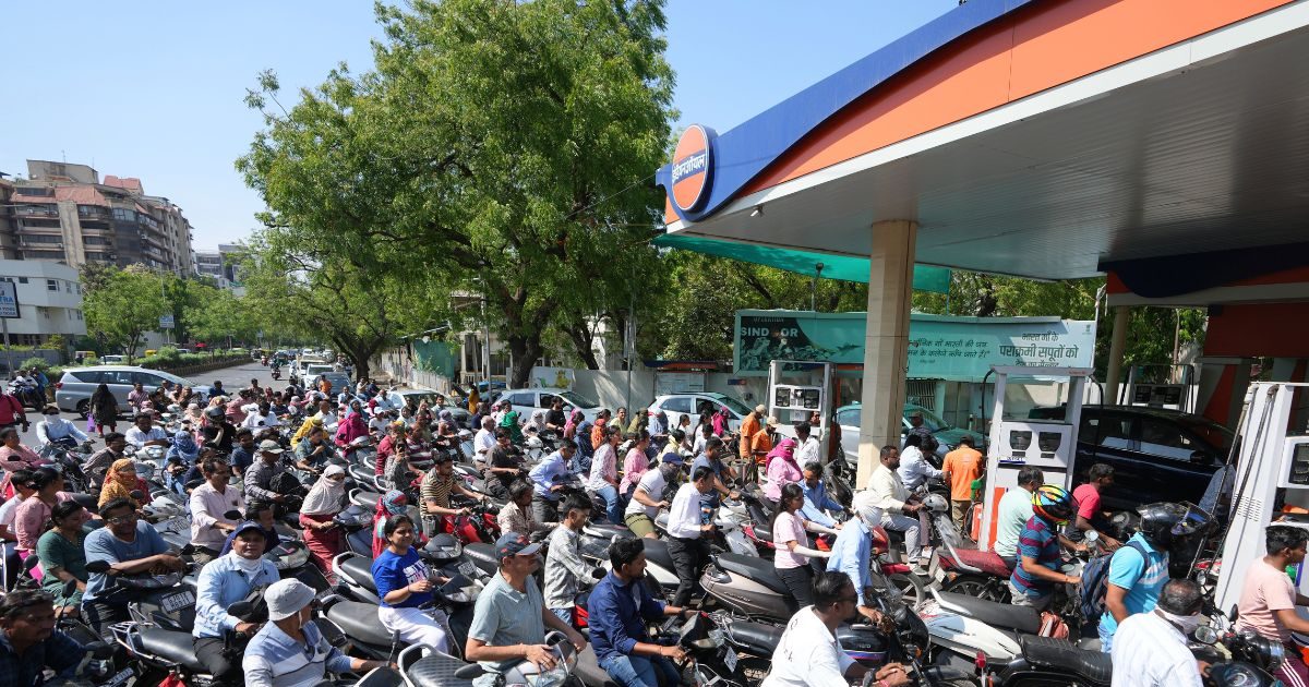 पेट्रोल पंप पर बढ़ती लाइनों के बीच महंगा हुआ पेट्रोल-डीजल, कच्चा तेल भी 107 डॉलर के पार, किस शहर में ज्यादा बढ़े दाम