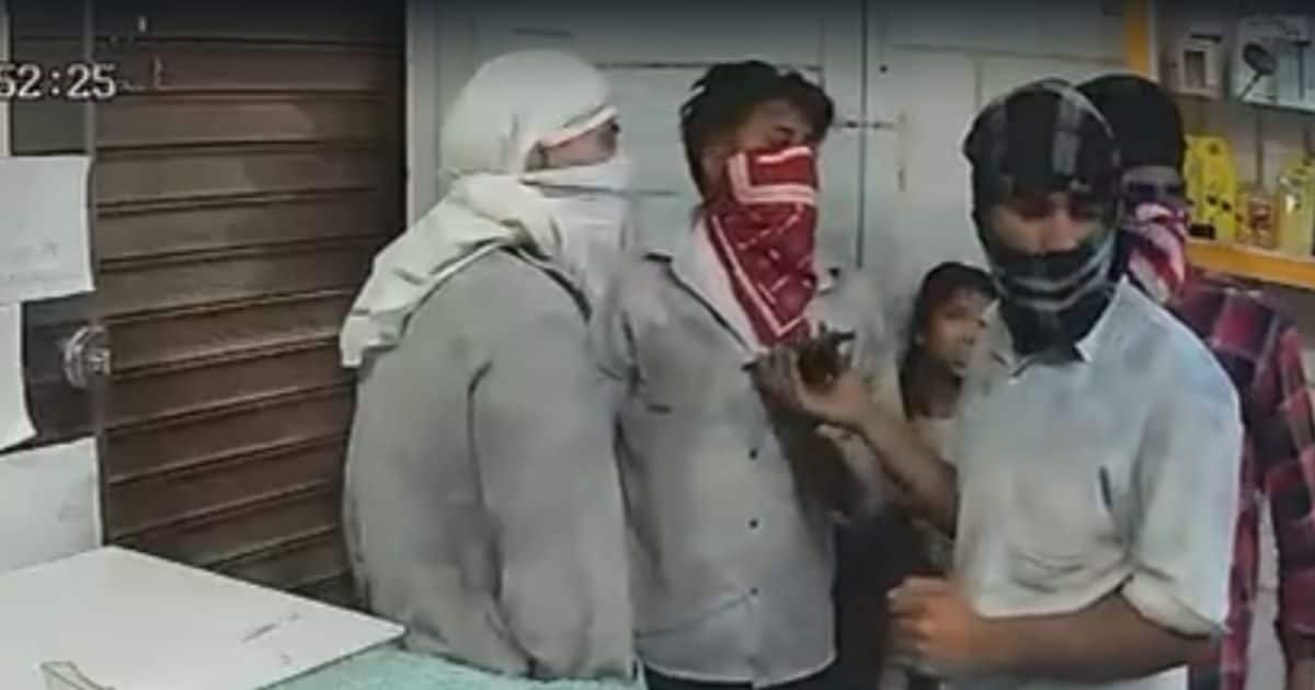 दुकान लूटने पहुंचे थे चोर, दुकानदार ने बाहर से गिरा दिया शटर, अंदर से लगाते रहे गुहार- भाइजी छोड़ दो मुझे