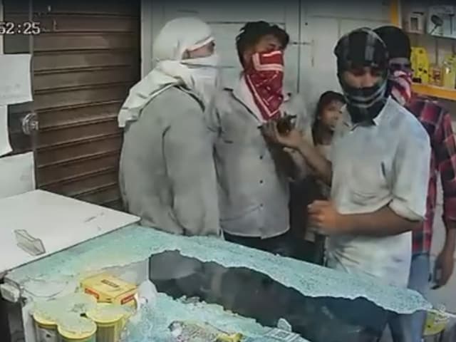 दुकान लूटने पहुंचे थे चोर, दुकानदार ने गिरा दिया शटर, अंदर से लगाते रहे गुहार