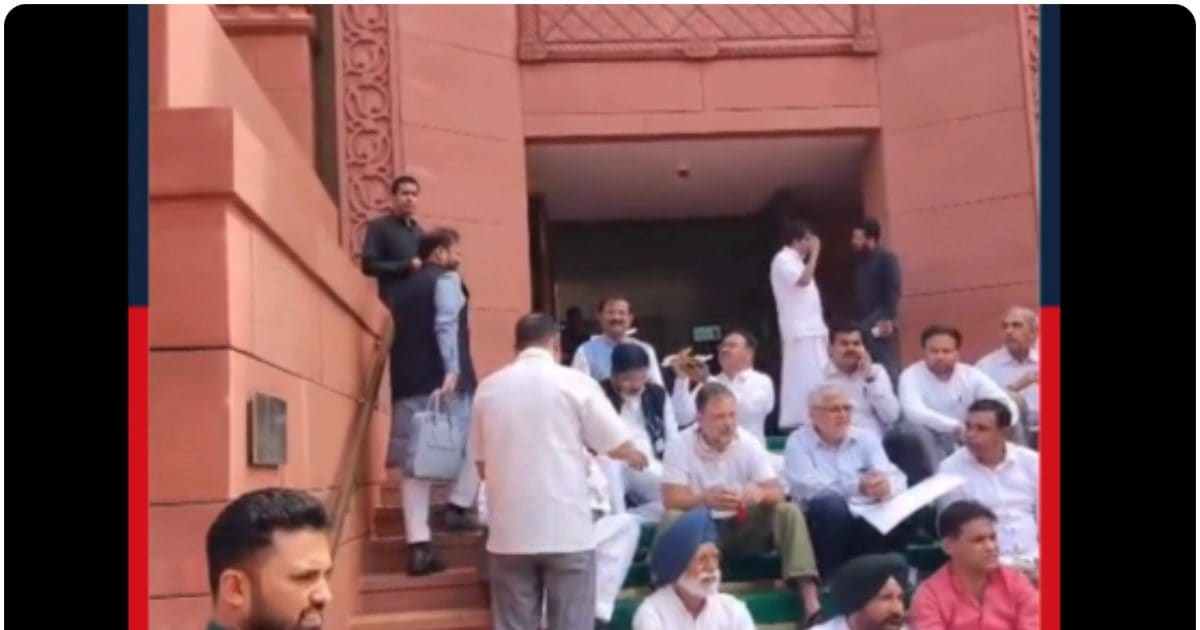 'यह कोई पिकनिक स्पॉट नहीं', राहुल गांधी को भारी पड़ा संसद में चाय पीना, निशिकांत दुबे ने कर दी शिकायत