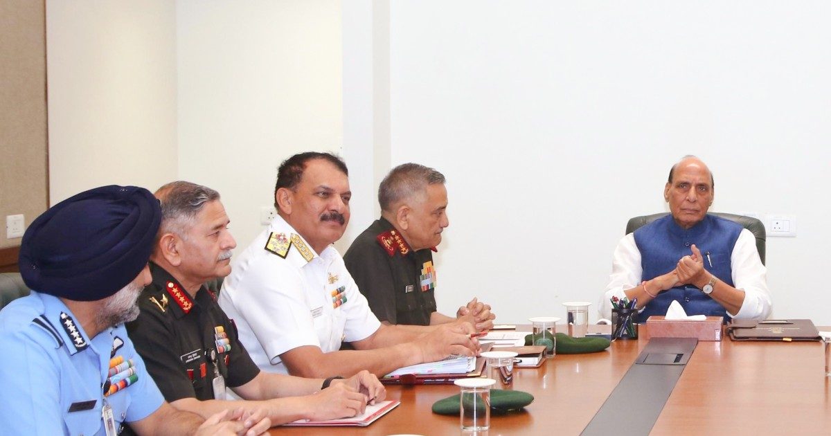 जंग ईरान में मगर भारत की सेना हाई अलर्ट पर क्यों? राजनाथ सिंह ने सीडीएस और तीनों सेनाओं को दिया बड़ा टास्क