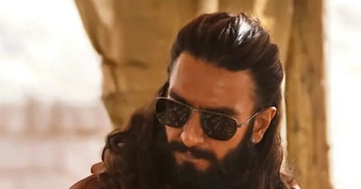 नई दिल्ली. आदित्य धर के डायरेक्शन में बनी'धुरंधरः द रिवेंज' ने कमाई के मामले में बॉक्स ऑफिस पर कोहराम मचा रखा है. पहले दिन से ही फिल्म मेकर्स पर नोटों की बारिश कर रही है. फिल्म की कहानी ही नहीं, फिल्म के डायलॉग भी लोगों को सोचने पर मजबूर कर रहे हैं. 