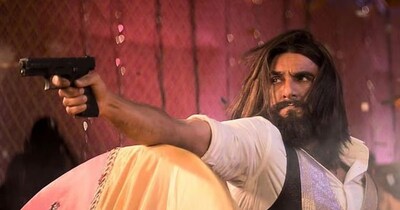 जैसे-जैसे'धुरंधर: द रिवेंज' की रिलीज डेट नजदीक आ रही है, फैंस वैसे-वैसे एक्साइटेड होते दिख रहे हैं. लेकिन सीक्वल देखने से पहले एक बार फिर हम 'धुरंधर' के उन सींस की झलक दिखाते हैं, जो हमजा की कहानी को बेहतरीन बताते हैं. यही सीन 'धुरंधर' को भारतीय सिनेमा की नंबर एक फिल्म बना रहे हैं.