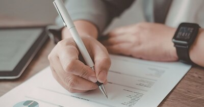 बहुत से लोग अक्सर सीवी में सरल तरीके से बेसिक जानकारी लिखकर ही उसे भेज देते हैं. 