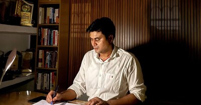 बिहार के शेखपुरा में बतौर एसडीएम तैनात राहुल सिन्हा सोशल मीडिया पर वायरल हैं. उनके मोटिवेशन वीडियो अक्सर छात्रों को कुछ नया सिखाते हैं. प्रोत्साहित करते हैं. उनके संघर्ष की कहानी भी बड़ी रोचक है. राहुल सिन्हा ने 10वीं बोर्ड में सिर्फ 52% अंक पाए थे. लोग ताना मारते थे, लेकिन उन्होंने अपनी कमियों को अपनी ताकत बना लिया. आज छात्र कैसे SDM बने इसके लिए भी किताबें लिख दीं.