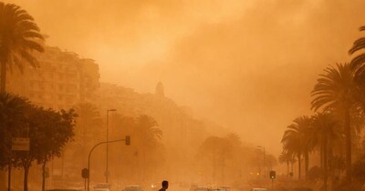 क्या ब्रिटेन और फ्रांस में फिर दिखेगा 'ऑरेंज स्काई'? सहारा डस्ट ने बढ़ाई धड़कनें. (AI Photo)
