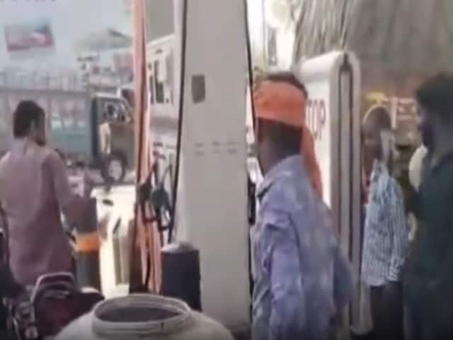 पेट्रोल-डीजल की अफवाह से बस्ती-चित्रकूट में भीड़, टंकी लेकर पहुंचा शख्स