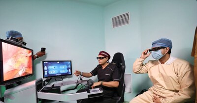 रोबोटिक सर्जरी देखते सांसद ज्योतिरादित्य सिंधिया. 