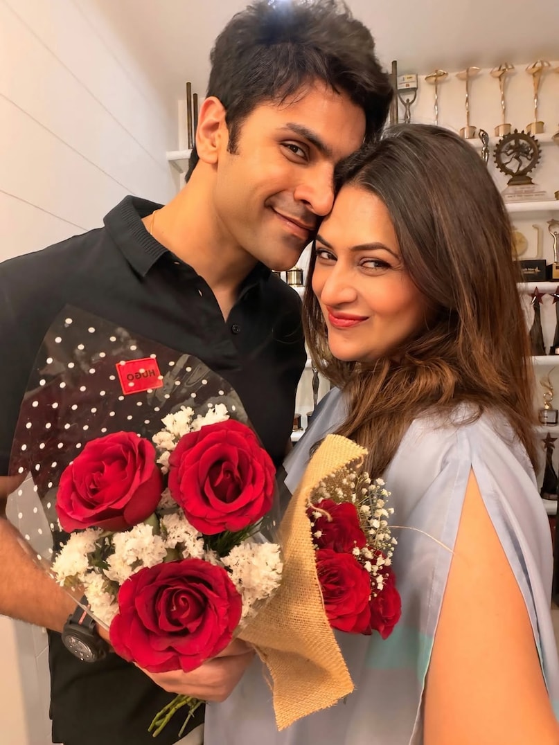 Divyanka Tripathi, Vivek Dahiya, baby announcement by Divyanka Tripathi, pregnancy news, celebrity baby news, Indian TV industry,  दिव्यांका त्रिपाठी, विवेक दहिया, दिव्यांका जल्द ही मां बनने वाली हैं, जल्द ही मां बनने वाली हैं ने प्रेग्नेंसी की खबर को कंफर्म किया, दिव्यांका ने बेबी बंप फ्लॉन्ट कर दी गुड न्यूज