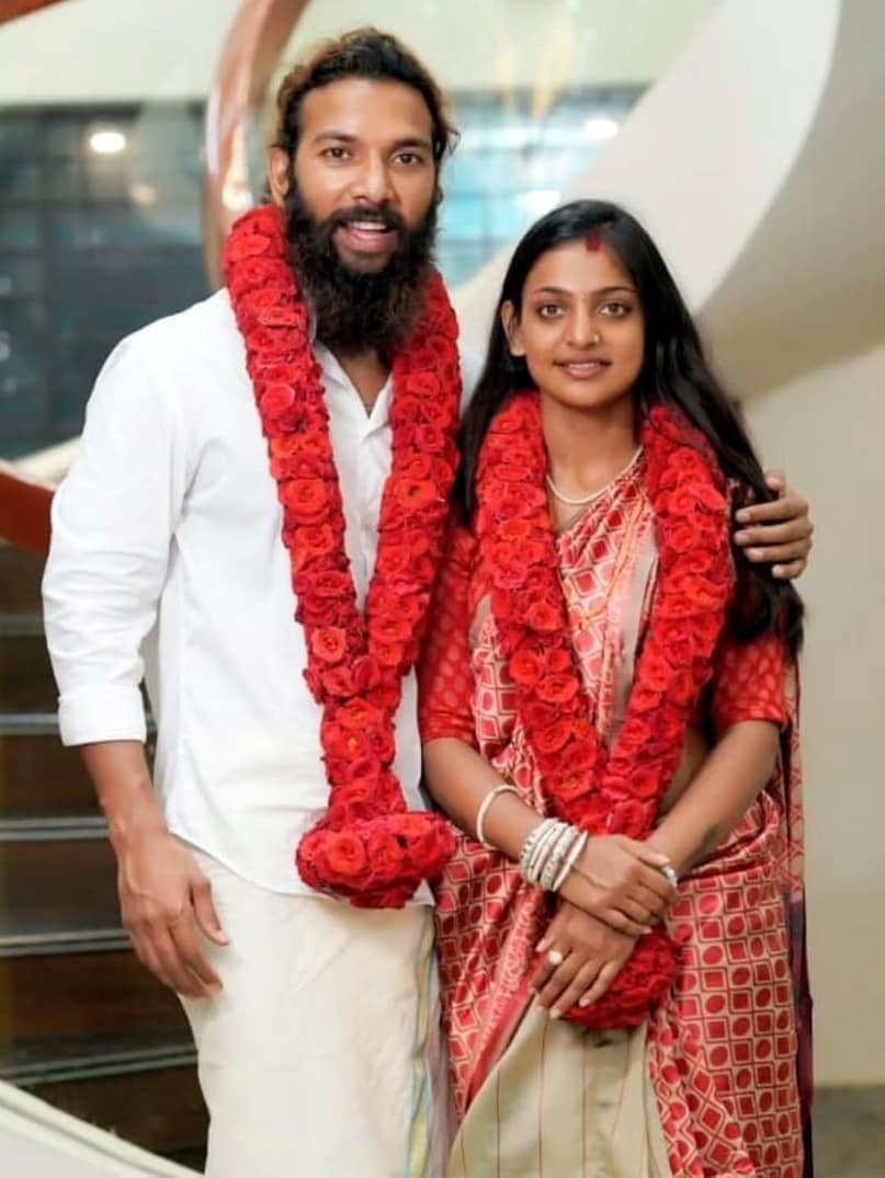 Kumbh Girl Monalisa, Monalisa wedding Controversy, what is Monalisa real age, maha kumbh viral girl Monalisa, Monalisa-Farman Khan Love story, is Monalisa minor, Monalisa married to Farman Khan in kerala temple, Monalisa love jihad, कुंभ गर्ल मोनालिसा, मोनालिसा शादी विवाद, क्या है मोनालिसा की असली उम्र, महाकुंभ वायरल गर्ल मोनालिसा, मोनालिसा-फरमान खान की लव स्टोरी, क्या मोनालिसा नाबालिग है, मोनालिसा ने केरल के मंदिर में फरमान खान से की शादी, मोनालिसा लव जिहाद