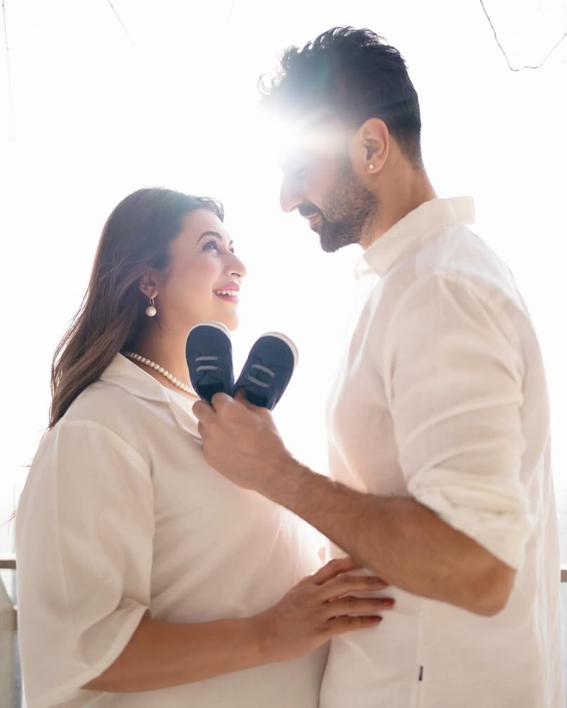 Divyanka Tripathi, Vivek Dahiya, baby announcement by Divyanka Tripathi, pregnancy news, celebrity baby news, Indian TV industry, दिव्यांका त्रिपाठी, विवेक दहिया, दिव्यांका जल्द ही मां बनने वाली हैं, जल्द ही मां बनने वाली हैं ने प्रेग्नेंसी की खबर को कंफर्म किया, दिव्यांका ने बेबी बंप फ्लॉन्ट कर दी गुड न्यूज