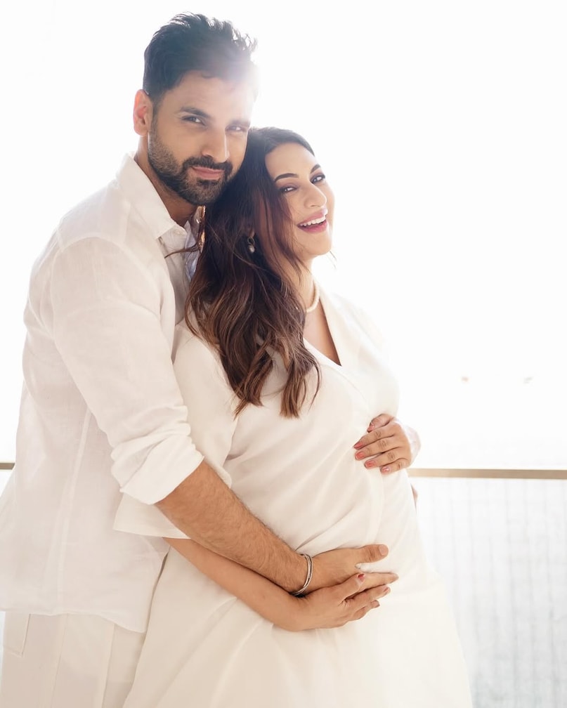 Divyanka Tripathi, Vivek Dahiya, baby announcement by Divyanka Tripathi, pregnancy news, celebrity baby news, Indian TV industry, दिव्यांका त्रिपाठी, विवेक दहिया, दिव्यांका जल्द ही मां बनने वाली हैं, जल्द ही मां बनने वाली हैं ने प्रेग्नेंसी की खबर को कंफर्म किया, दिव्यांका ने बेबी बंप फ्लॉन्ट कर दी गुड न्यूज