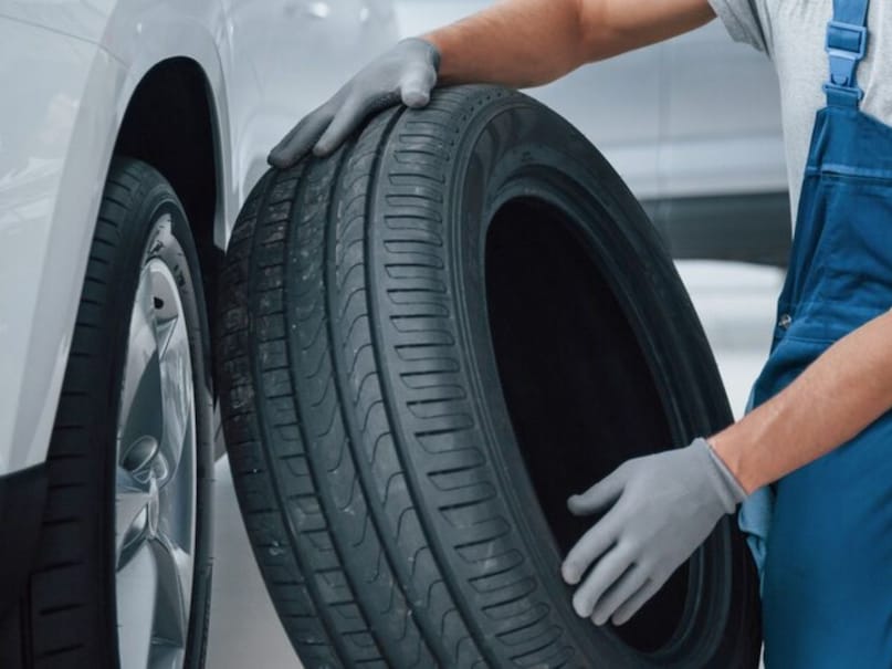 According to experts, if a tire completes 5 years of use, then it becomes very important to get it checked regularly. Even if the tire looks new and has good grip, the quality of the rubber starts weakening over time. Sun, heat, rain and hot road surface gradually harden the tire rubber. Due to this, fine cracks start appearing in the tyre, which are often not even visible to the eye. 