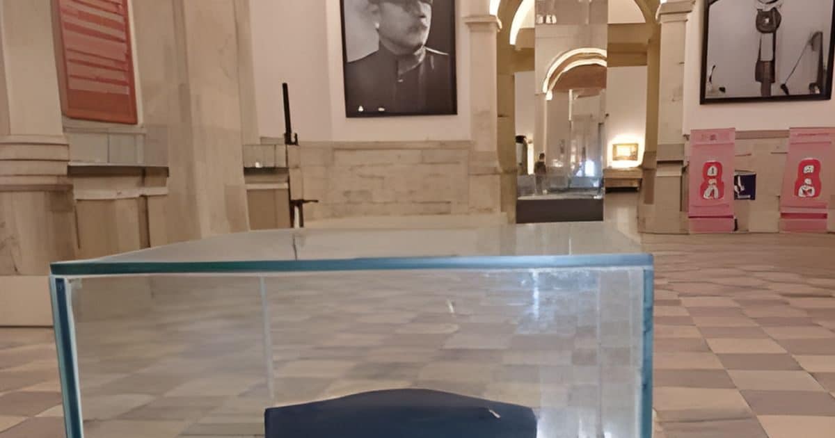 असली-नकली का खेल; लाल किले से गायब नेताजी सुभाष की टोपी वापस तो आई, पर परिवार बोला- ये ओरिजिनल नहीं!