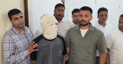 ১৭ লাখ টাকার শাড়ি চুরির অভিযোগে কুখ্যাত চোর গ্রেফতার, ৫২ বছর বয়সে ৬০টি মামলা