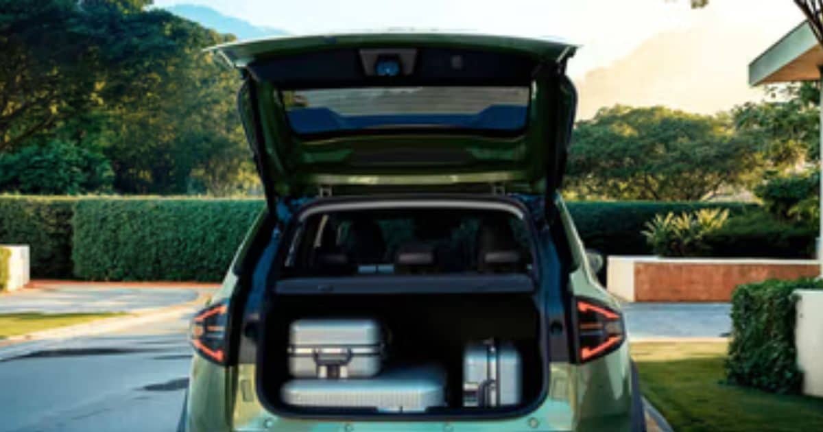 This is the SUV with the largest boot space, it will fit the luggage of the entire family!