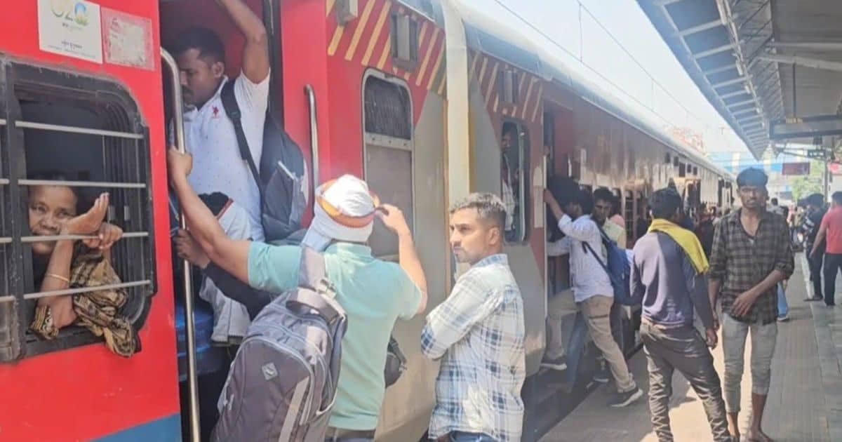 ‘वोट नहीं डाला तो वोटर लिस्ट से कट जाएगा नाम’ SIR के बाद ये कैसा डर, ट्रेन भर-भरकर घर लौट रहे बंगाली मजदूर