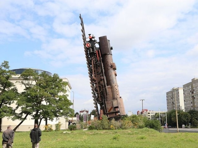 क्या वाकई जन्नत जाती है ये ट्रेन? 80 टन का इंजन ऐसे दे रहा कुदरत को चुनौती!