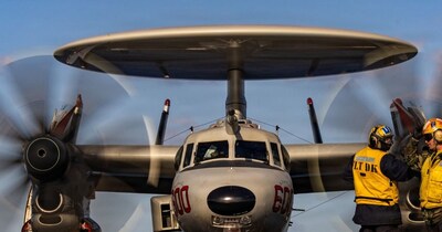 अमेरिका ने डिफेंसिव मोड पर रखे अपने खतरनाक एयरक्राफ्ट कैरियर को ईरान के खिलाफ एक्टिव कर दिया है. (रॉयटर्स)