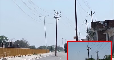 उन्नाव में सड़क के बीच खड़े पोल देख आप भी रह जाएंगे दंग