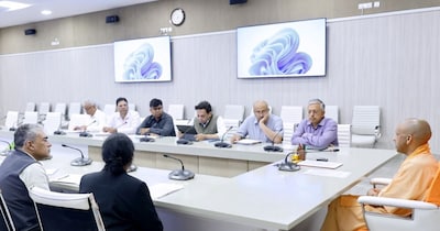 मुख्यमंत्री ने शासन के वरिष्ठ अधिकारियों और तेल कंपनियों के उच्च अधिकारियों के साथ बैठक की.