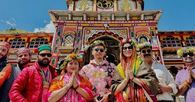 उर्वशी रौतेला अपनी फैमिली के साथ. (फोटो साभारः इंस्टाग्राम @meera_rautela)