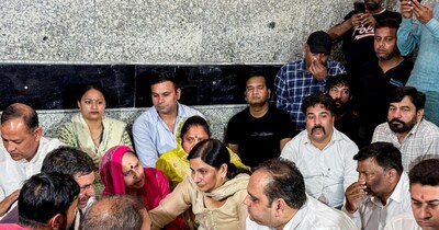 BJP दिल्ली जनरल सेक्रेटरी कमलजीत सेहरावत ने शनिवार को तरुण के परिवार वालों से मुलाकात की. (Photo : PTI)