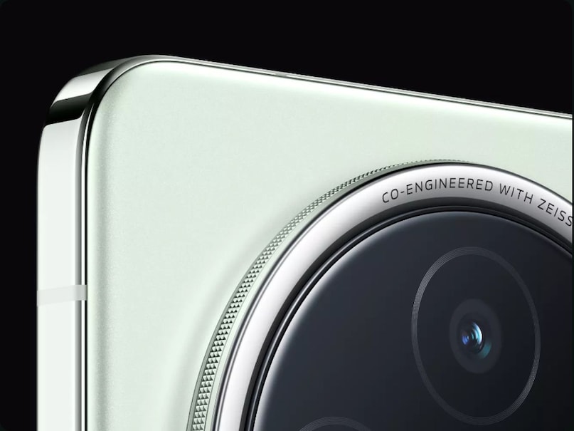 Camera is its biggest feature. It has a Zeiss-tuned 50MP triple camera setup, which includes primary, periscope and ultrawide lens. Apart from this, a 32MP front camera is also provided, which provides a great selfie and video calling experience.