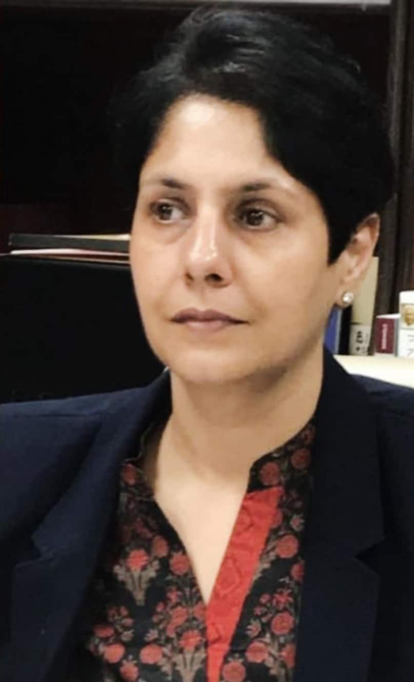 डॉ. रीमा दादा: एम्स में प्रोफेसर इंचार्ज मीडिया सेल जैसे महत्वपूर्ण पद को संभाल रहीं डॉ. रीमा दादा की उपलब्धियां इससे कहीं आगे हैं. डॉ. दादा 2020 से 2025 तक के दुनिया के उन टॉप 2% चिकित्सा वैज्ञानिकों में शामिल हैं जिन्होंने रिप्रोडक्टिव मेडिसन पर काम किया है. एनाटमी विभाग की प्रोफेसर डॉ. रीमा ने जेनेटिक और फर्टिलिटी रोगों पर बहुत काम किया है. इन्होंने महिला और पुरुषों में बांझपन, स्पर्म डीएनए डैमेज, गर्भपात, एजिंग और योग, मोतियाबिंद, ग्लूकोमा और रेटिनोब्लास्टोमा कैंसर का पता लगाने में मददगार जेनेटिक डायग्नोस्टिक सेवाएं डेवलप की हैं. इनके सैकड़ों रिसर्च इंटरनेशनल लेवल पर प्रकाशित हुए हैं. 